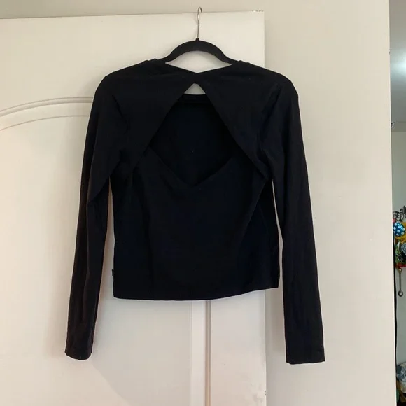 Black lululemon workout top - Picture 2 of 2